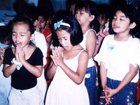 Filipino children praying